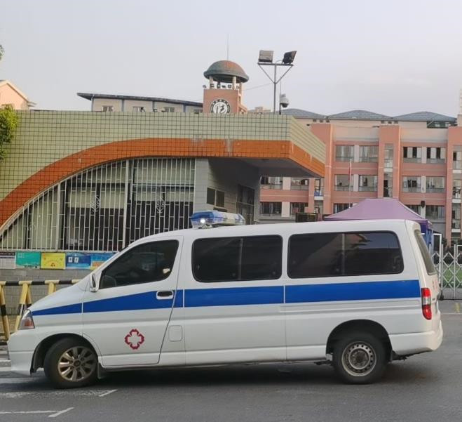 花溪救护车出租护送骨折病人一公里多少钱